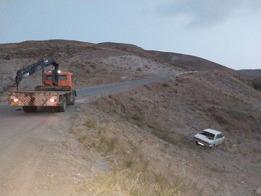 امداد خودرو اهر درحال بیرون آوردن خودرو از دره