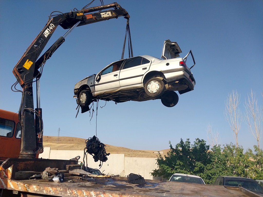 جرثقیل اهر در حال بارگیری پارکینگ